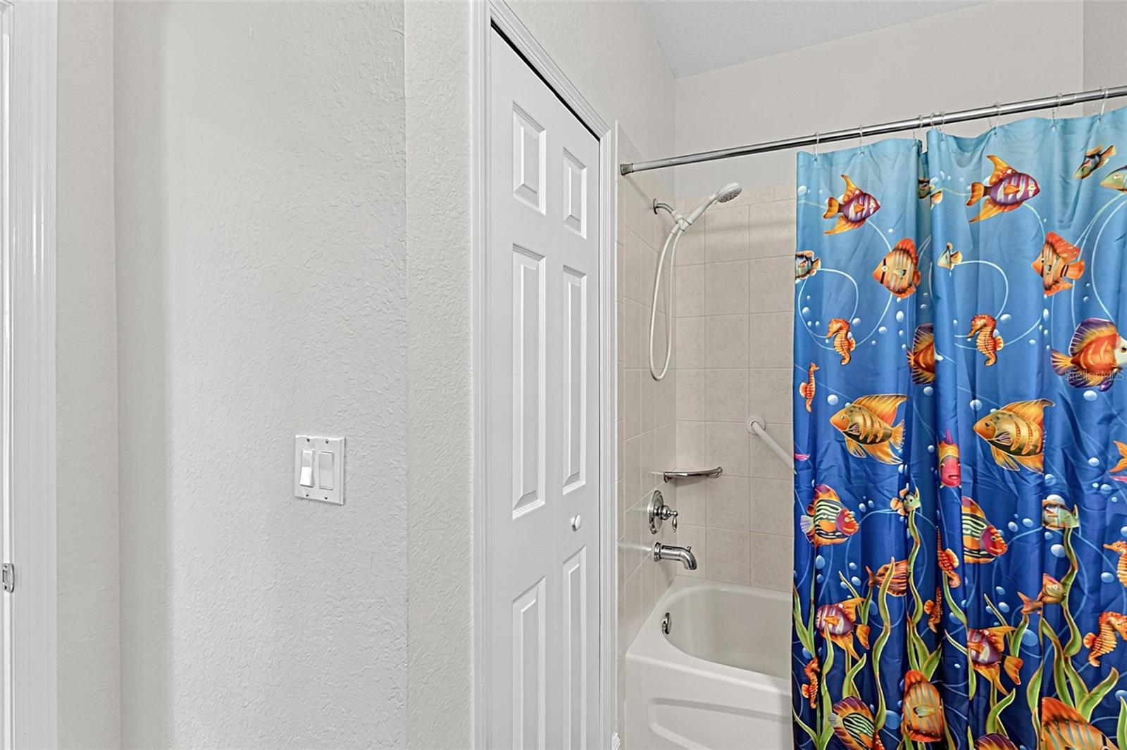WATERSIDE CONDOS PH I - Residential