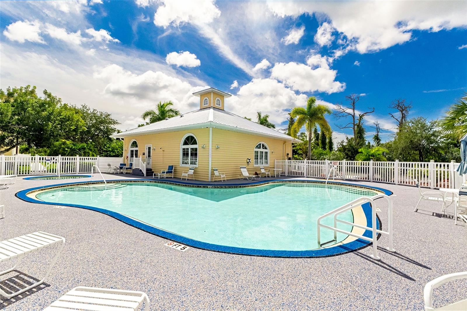 WATERSIDE CONDOS PH I - Residential