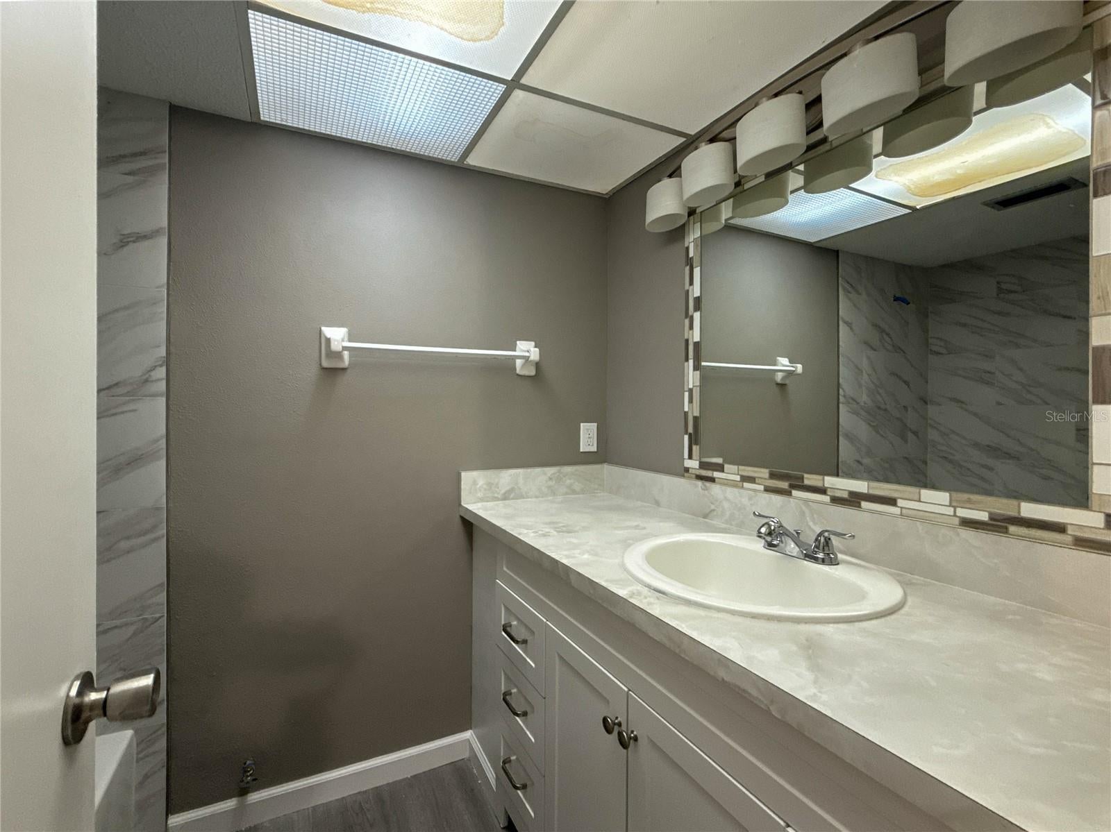 EDGEWATER MANOR - Residential