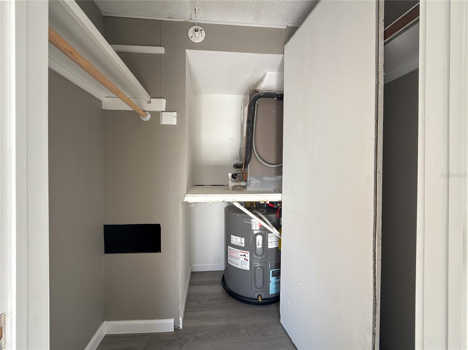 EDGEWATER MANOR - Residential