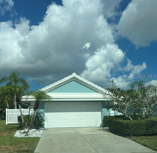 Open Floor Plan 3 Bd 2 Bth Peaceful Clean & Quiet Villa in a Gold Course Community w/ Pool and Amenities. Close to I-75, Tamiami Trail, Beaches & Wellen Patk where Braves Stadium is!