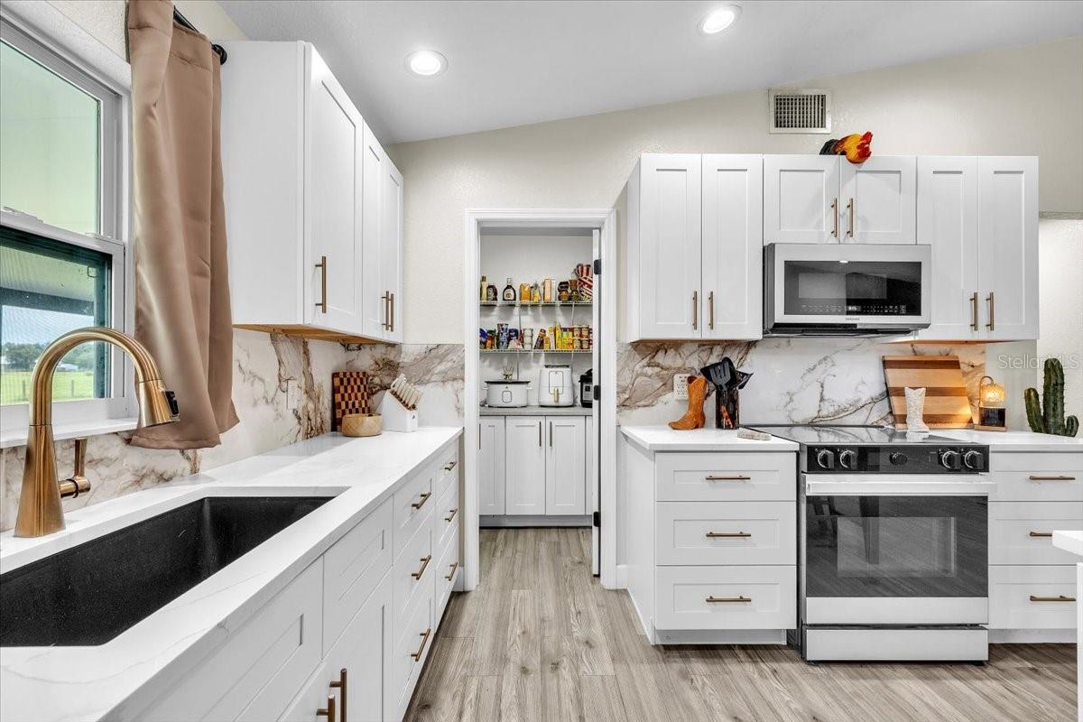 HULL & RIVER ESTATES - Residential