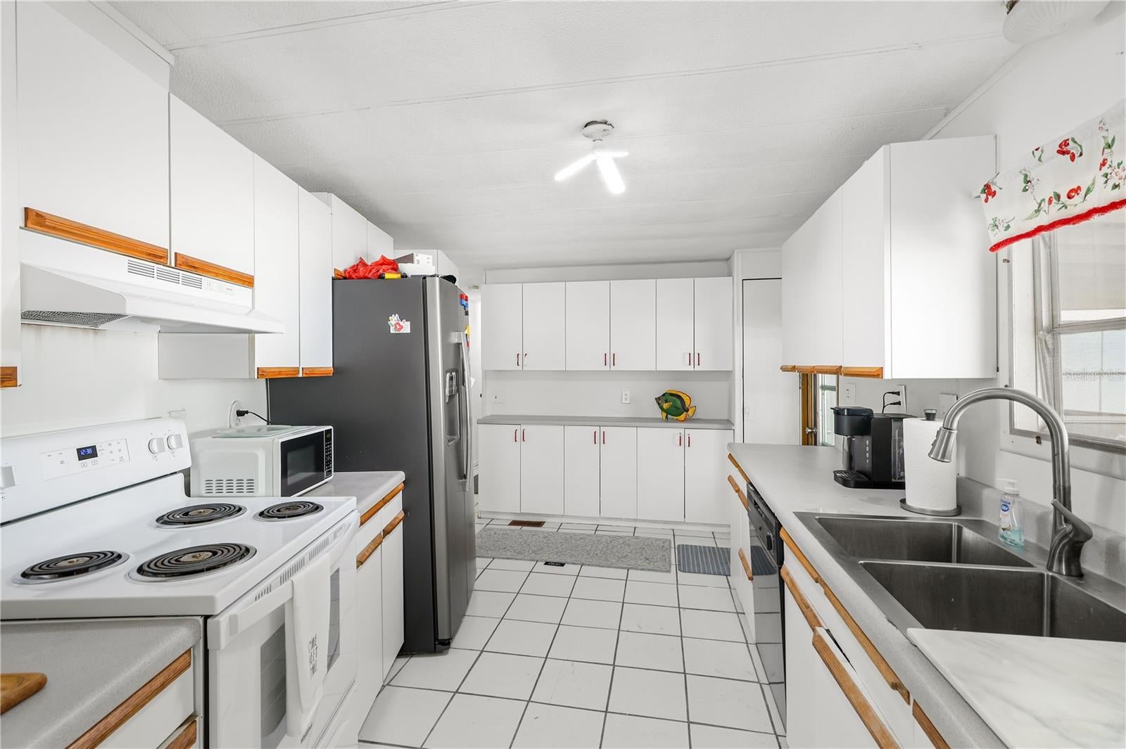 HOLIDAY MOBILE ESTATES - Residential