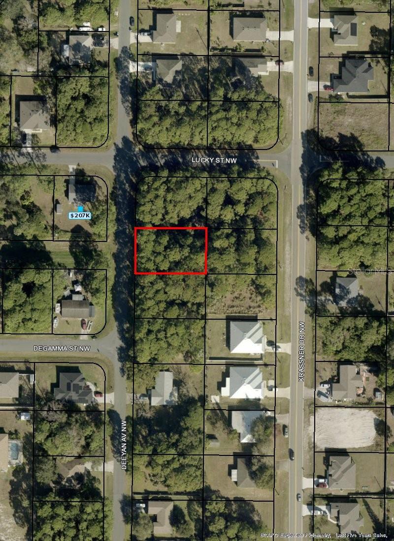 Great opportunity to own a vacant residential lot in NW Palm Bay! This 0.23-acre (10,019 sq. ft.) lot is a great choice for building your future home or adding to your investment portfolio. Conveniently located near schools, shopping, dining, and major roadways, with easy access to St. Johns Heritage Parkway and Malabar Road. Buyer and buyer’s agent are responsible for verifying zoning, building requirements, utilities, flood zone, environmental conditions, lot dimensions, and all other information with the appropriate governmental agencies. Drive by and take a look today!