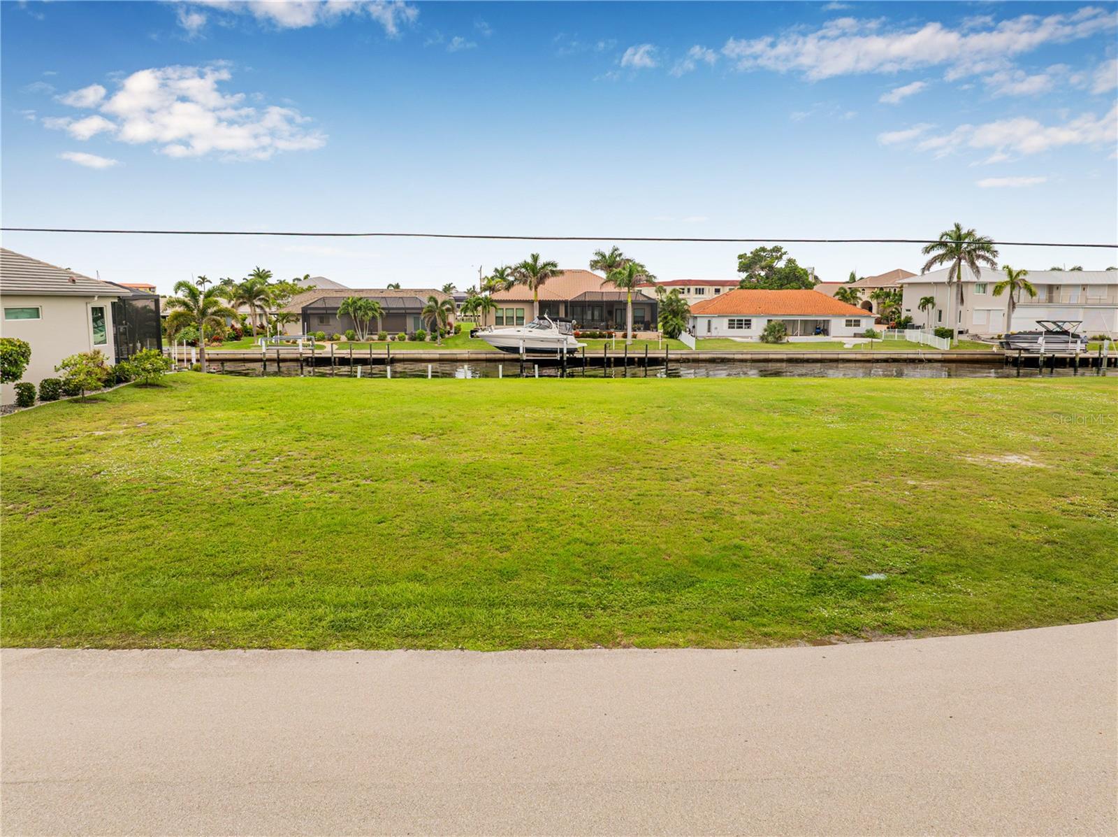 PUNTA GORDA ISLES SEC 04 - Land