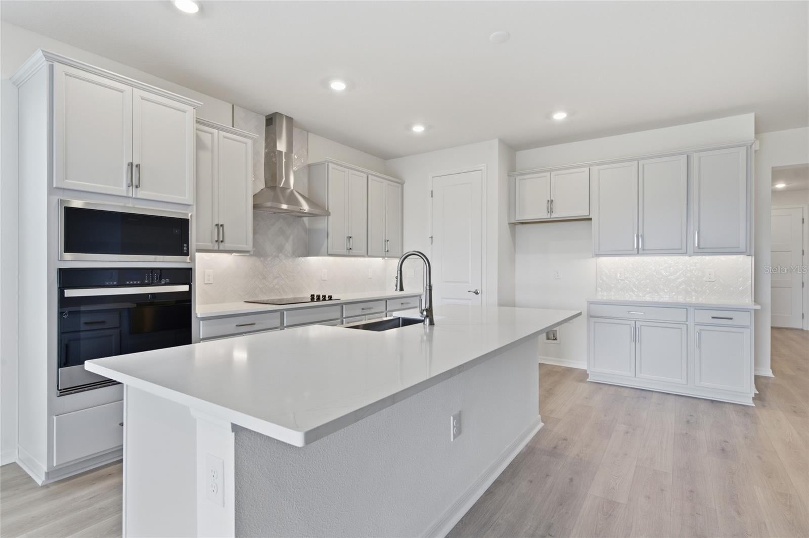 RIVER HALL COUNTRY CLUB - Residential