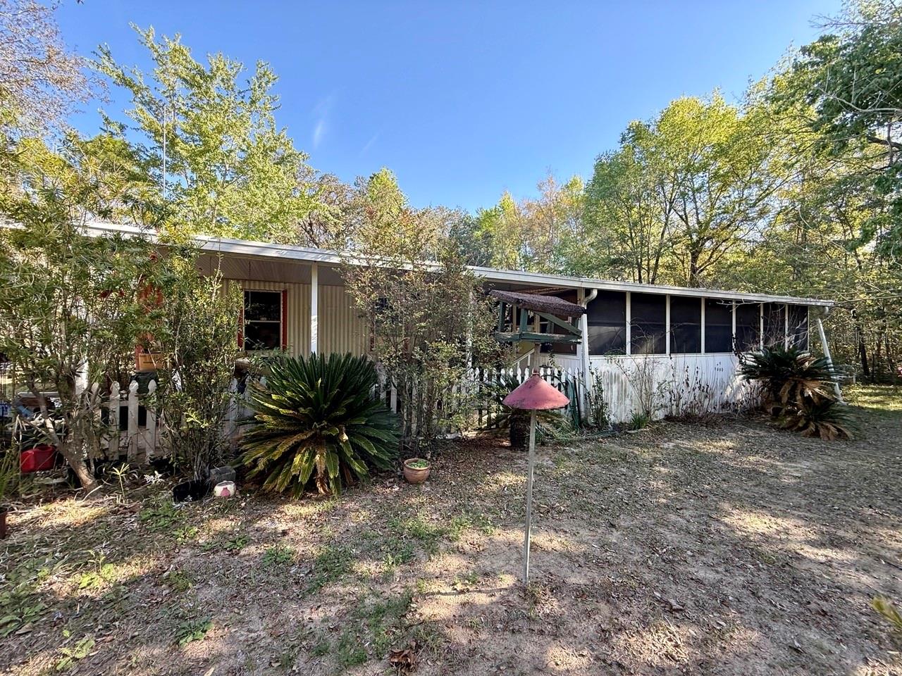 Virtually Staged. Great investment opportunity! A fixer-upper 2/2 1993 single wide on over 1/2 an acre in a quiet neighborhood between Bronson and Williston.