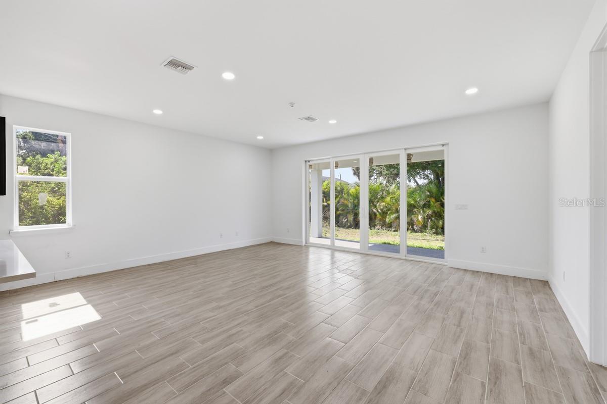 ROTONDA LAKES - Residential