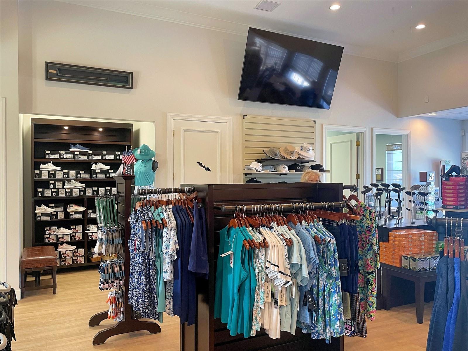 PELICAN POINTE GOLF & COUNTRY CLUB - Residential