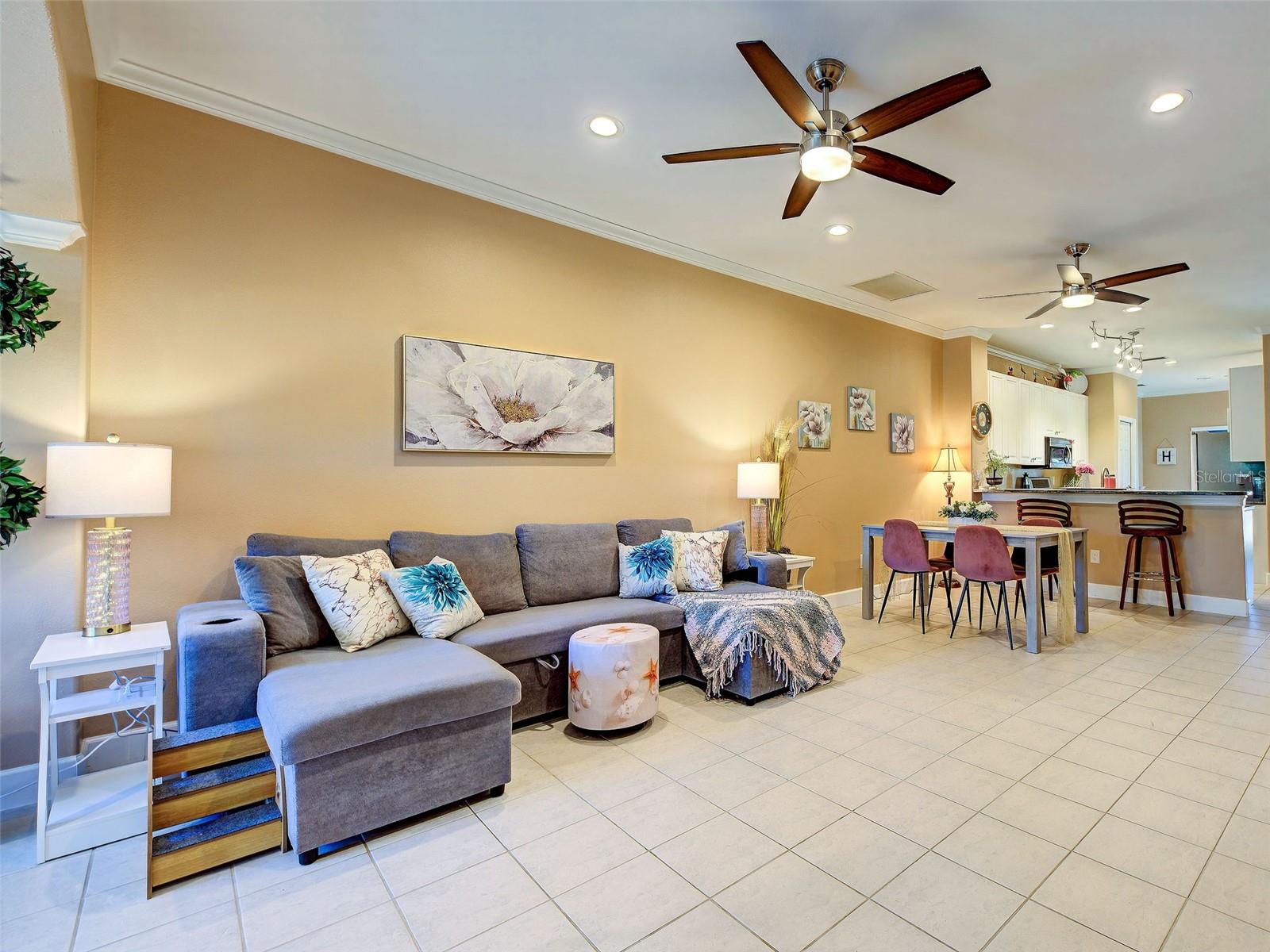 PELICAN POINTE GOLF & COUNTRY CLUB - Residential