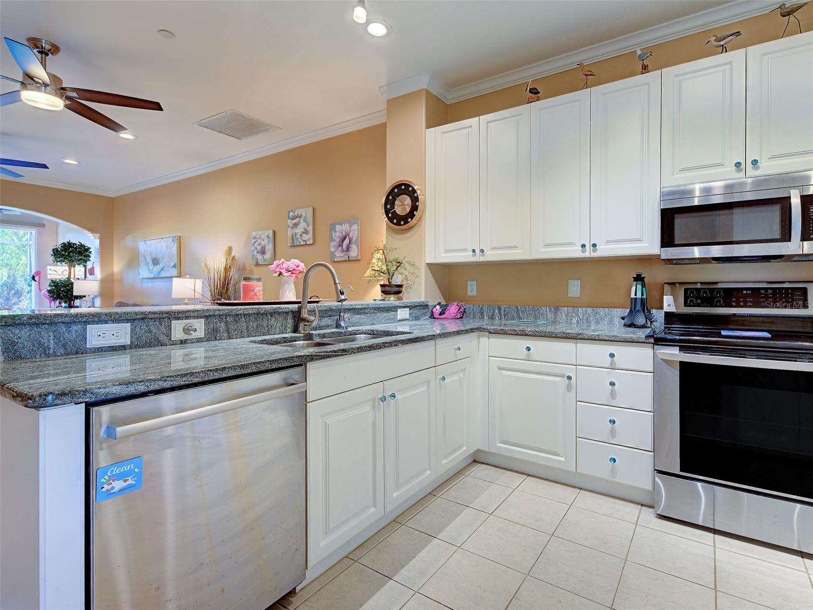 PELICAN POINTE GOLF & COUNTRY CLUB - Residential