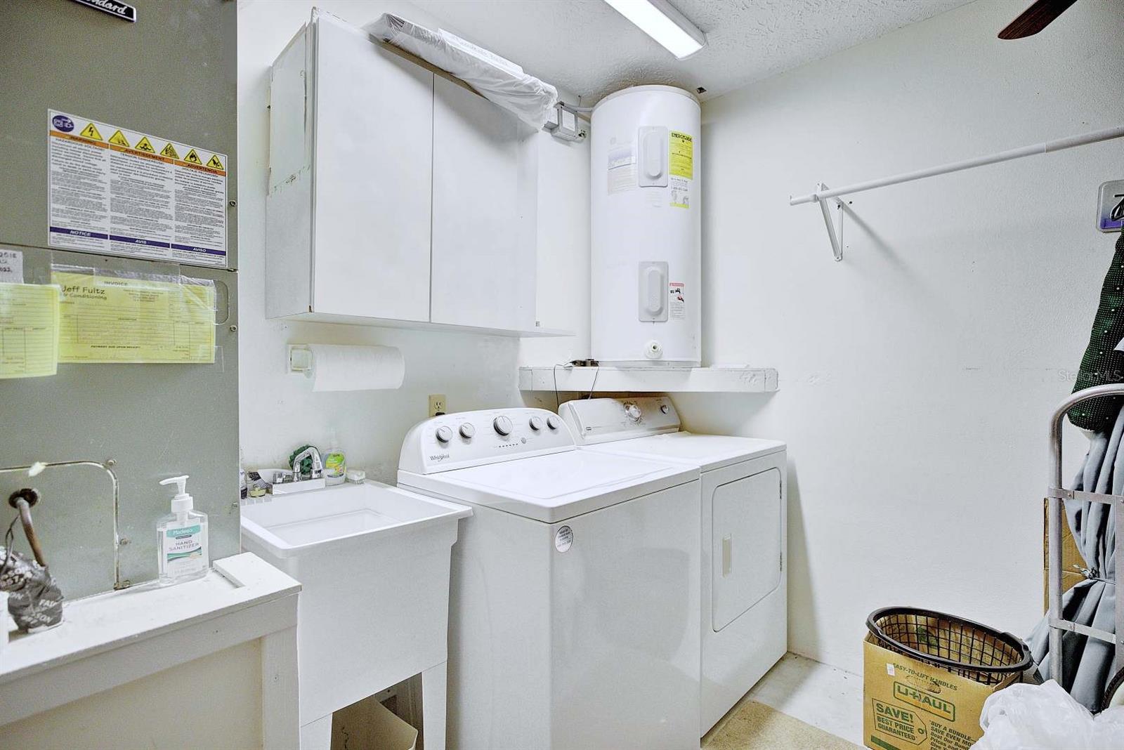 HIDDEN CRK VILLAS - Residential