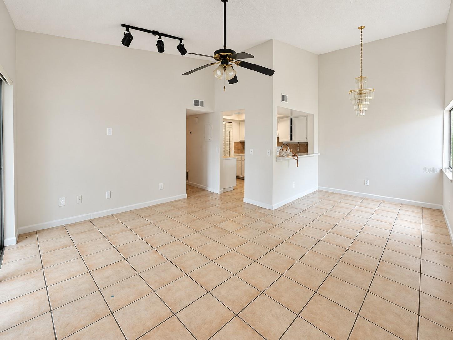 LEMON TREE CONDO SEC 03 CANYON - Residential