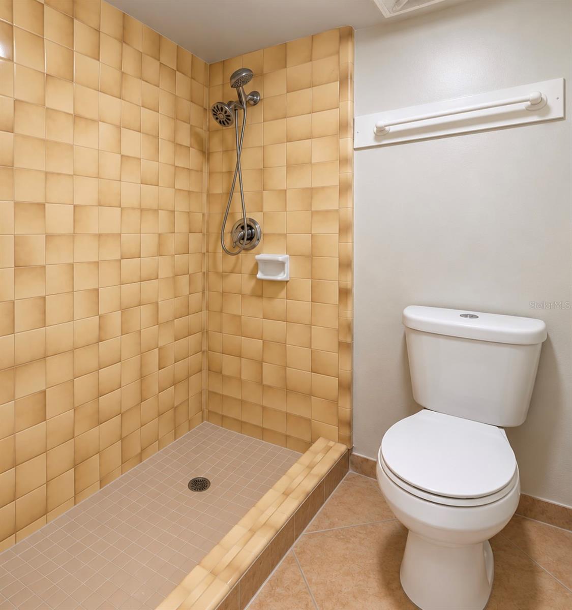 LEMON TREE CONDO SEC 03 CANYON - Residential