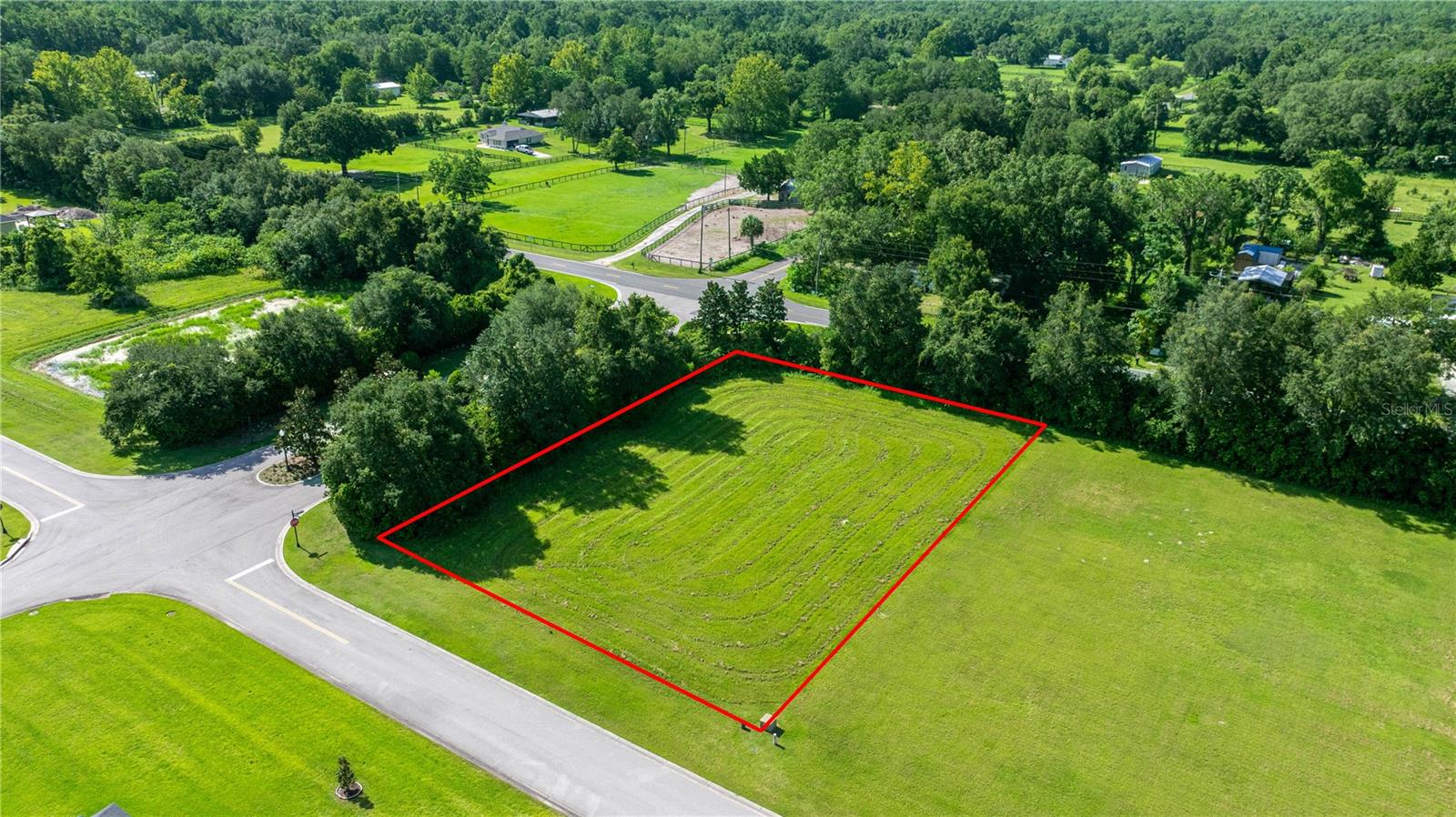 BEAUTIFUL .81 ACRE LOT IN LEGENDARY TRAILS SUBDIVISION. GATED COMMUNITY WITH CUSTOM LUXURY HOME BUILDS. MINIMUM 2700 SF UNDER AIR. LOCATED IN THE HIGHLY SOUGHT AFTER SE AREA OF MARION COUNTY, AND READY FOR YOU TO BUILD YOUR DREAM HOME!