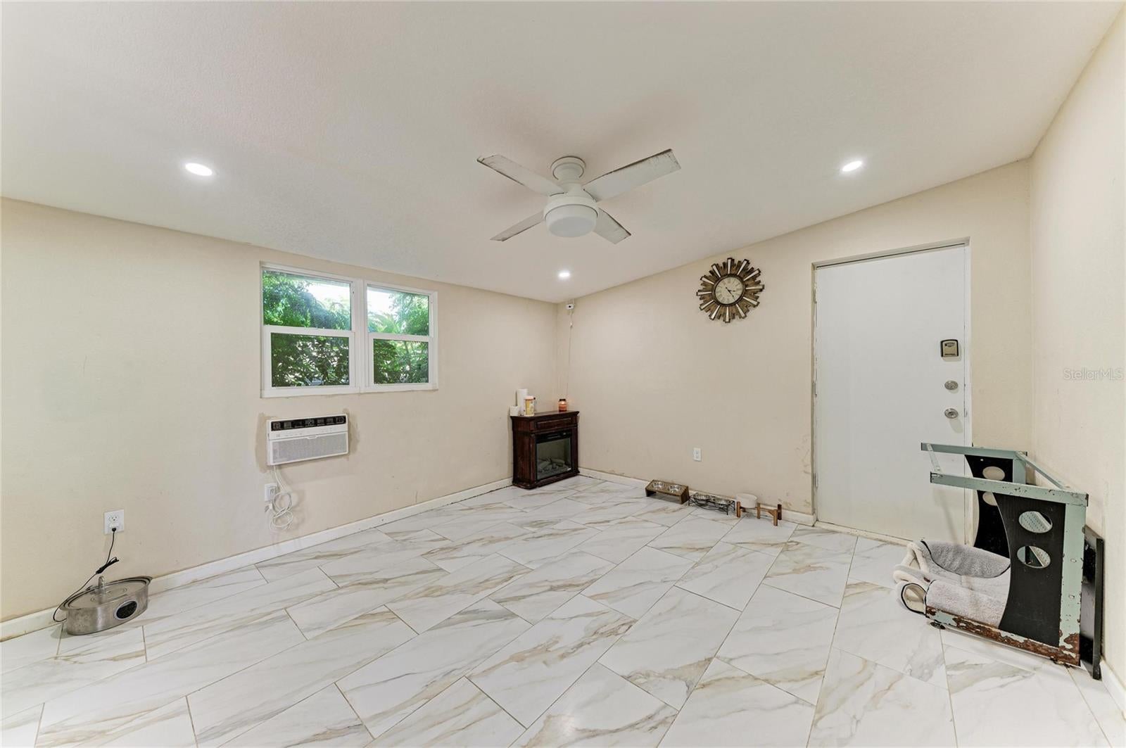 COLONIAL TERRACE - Residential