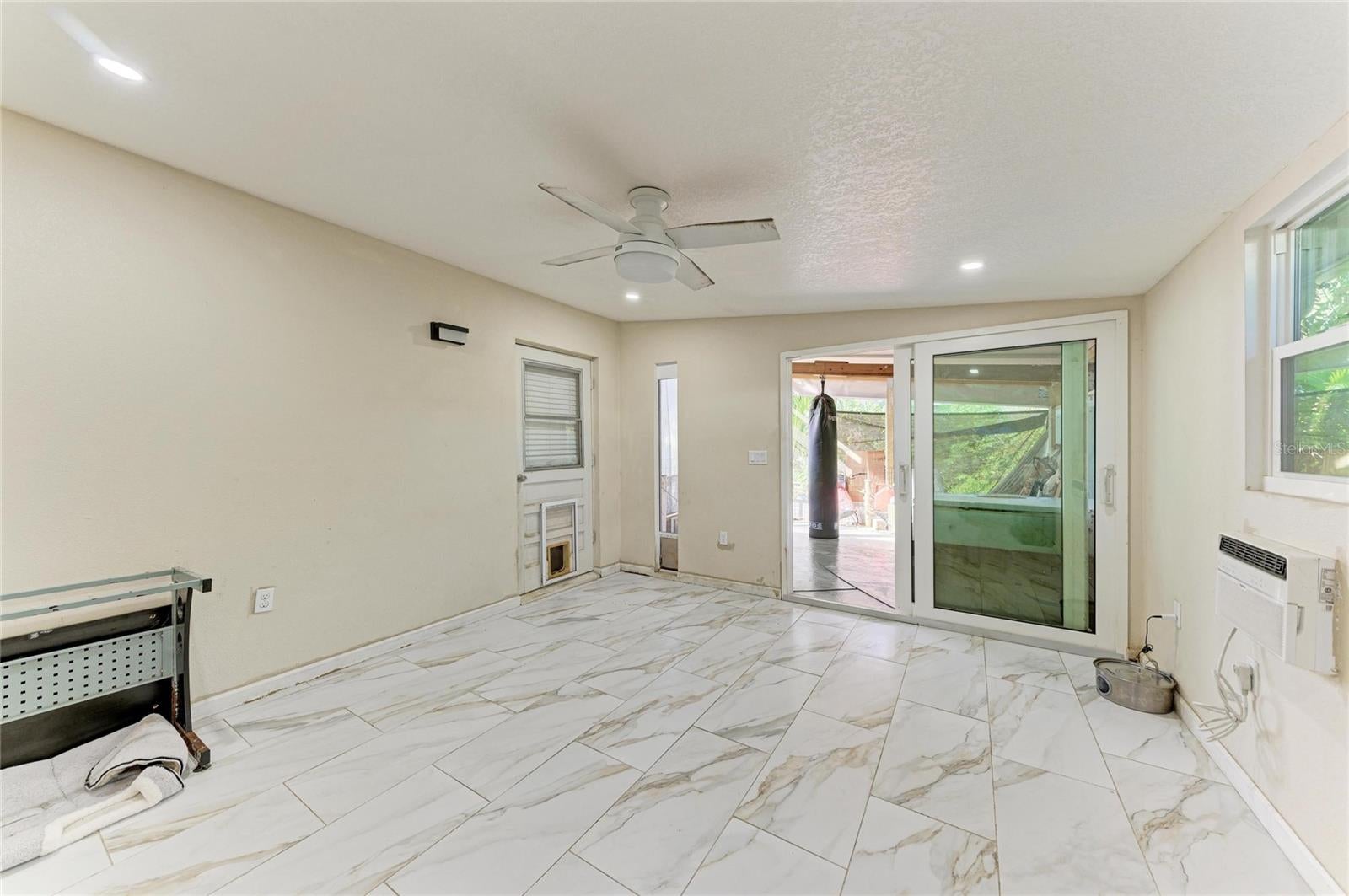 COLONIAL TERRACE - Residential