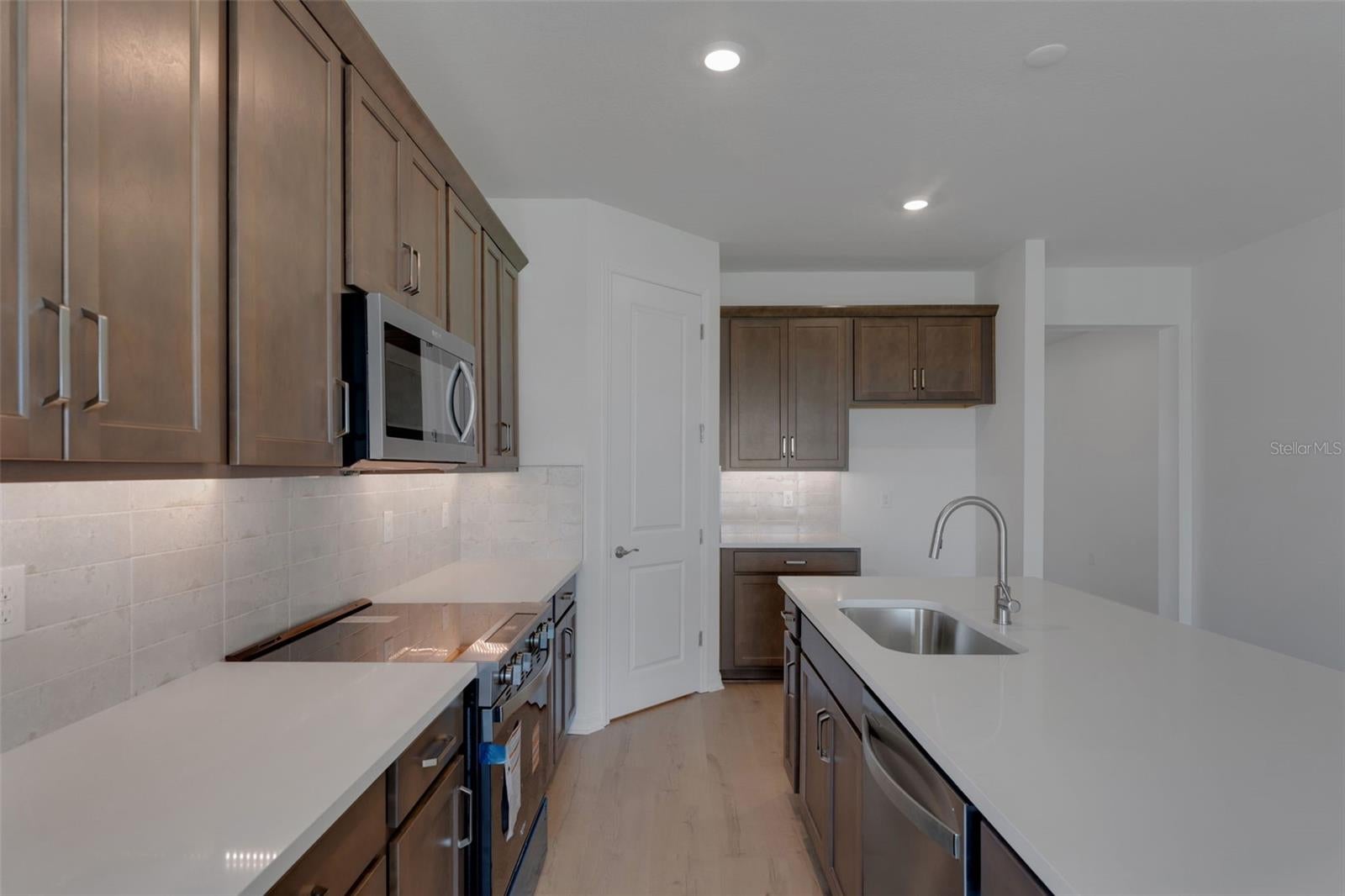 RIVER HALL COUNTRY CLUB - Residential
