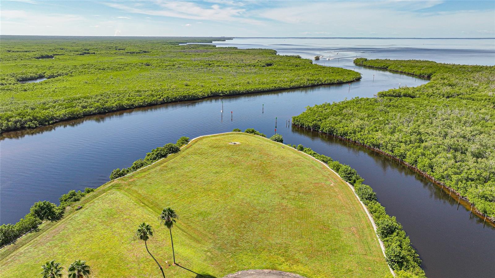 SEAMANS POINT - Land