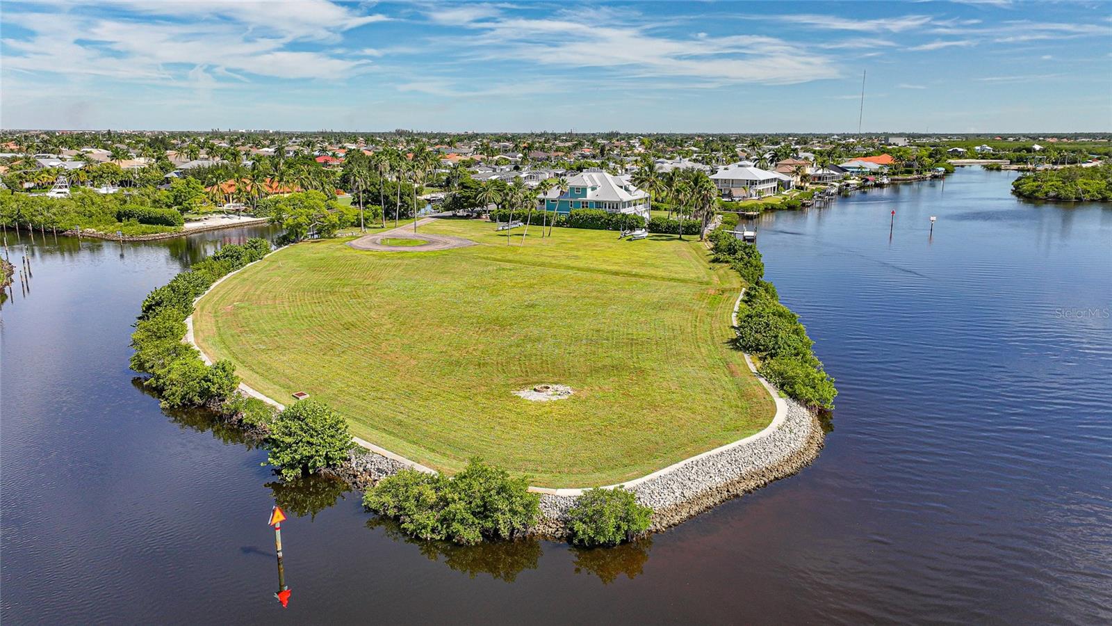 SEAMANS POINT - Land