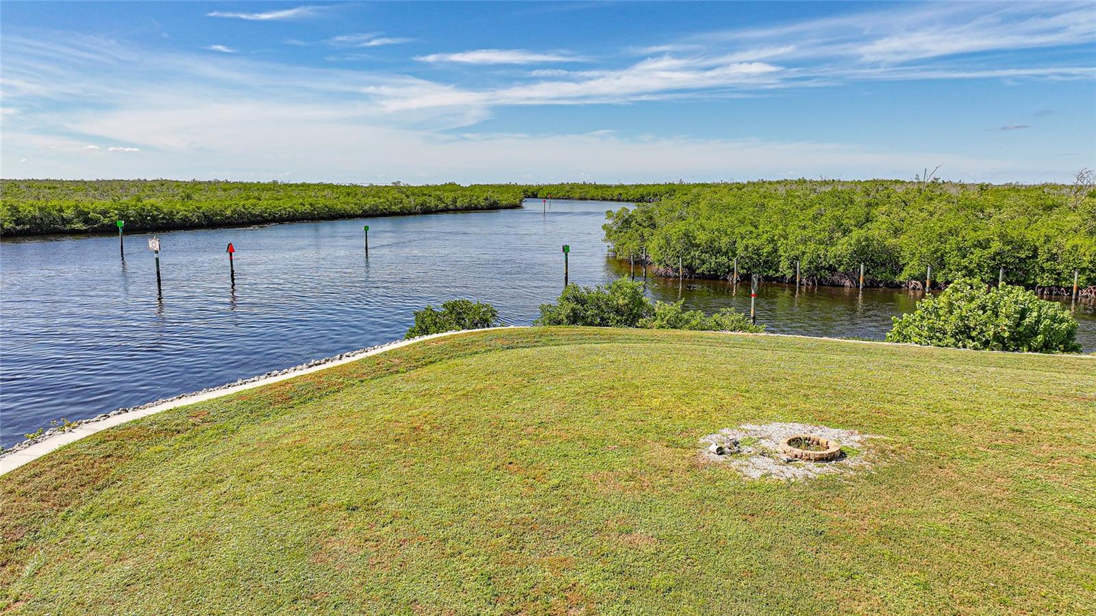 SEAMANS POINT - Land