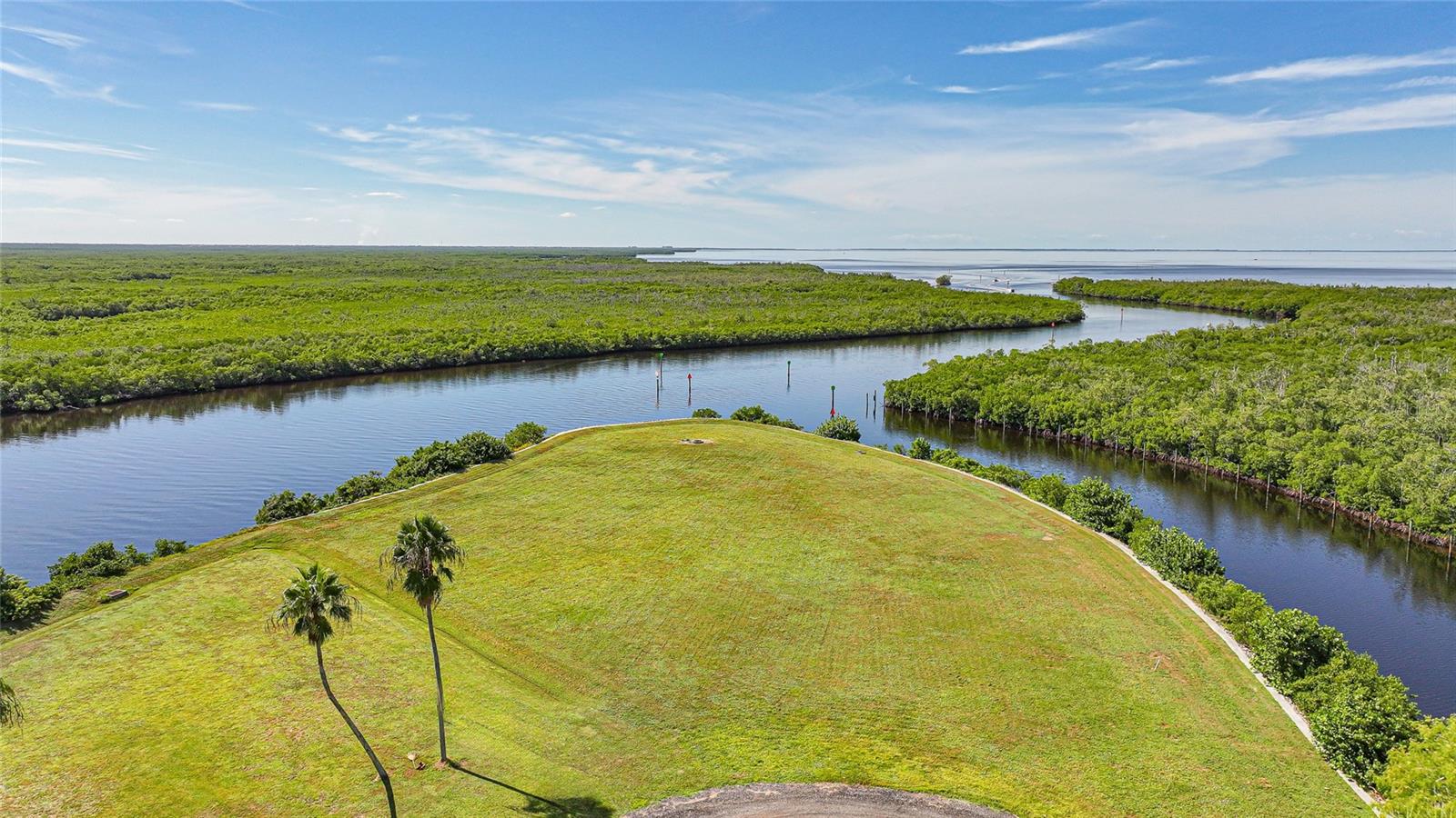 SEAMANS POINT - Land