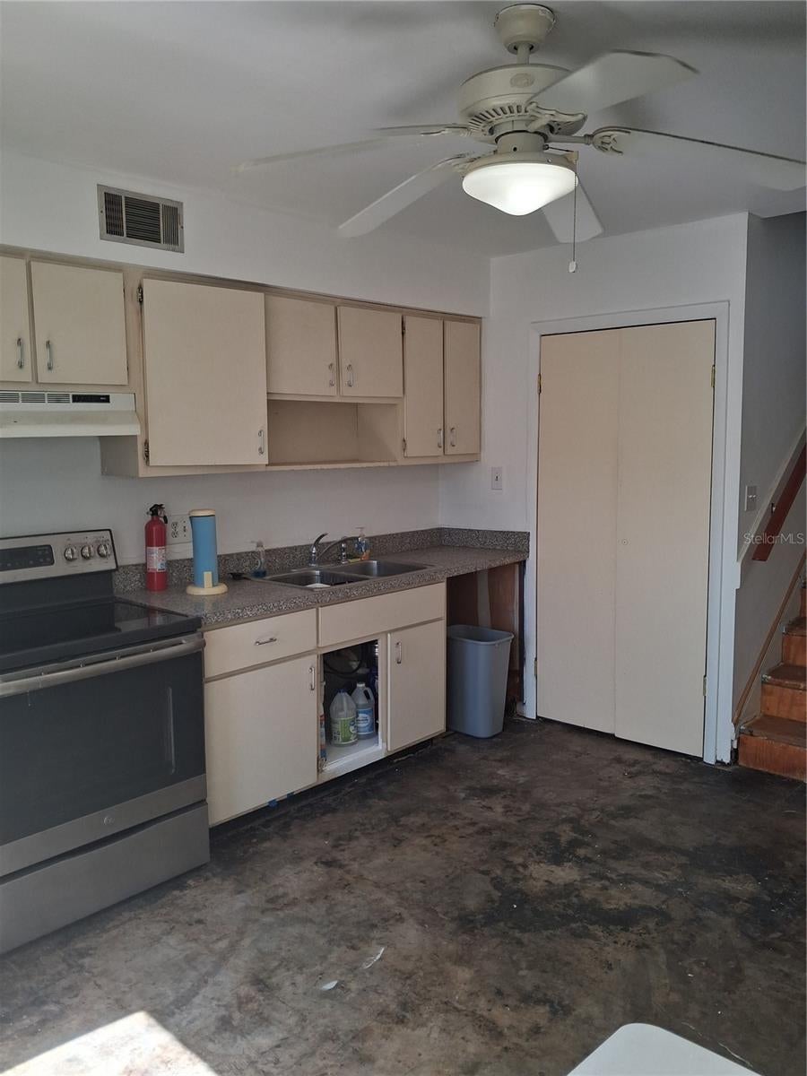 TAMPA VILLAS SOUTH - Residential