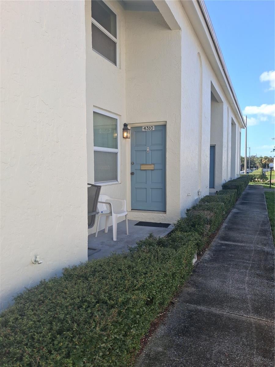TAMPA VILLAS SOUTH - Residential