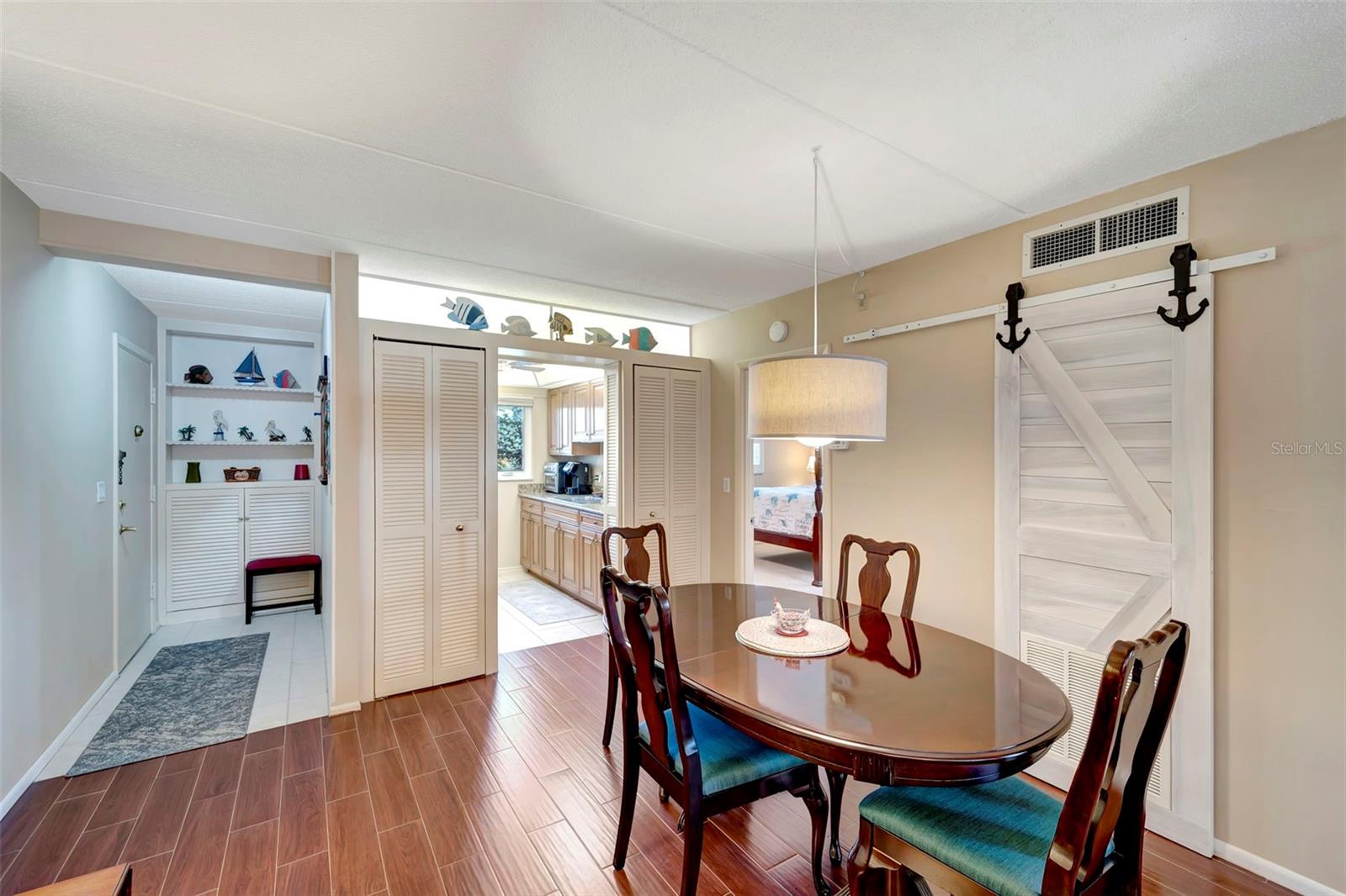COUNTRY CLUB APTS - Residential