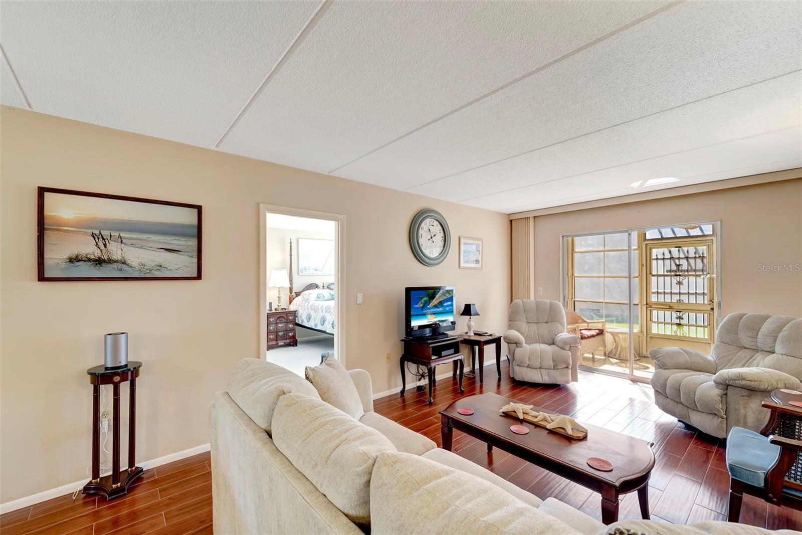 COUNTRY CLUB APTS - Residential