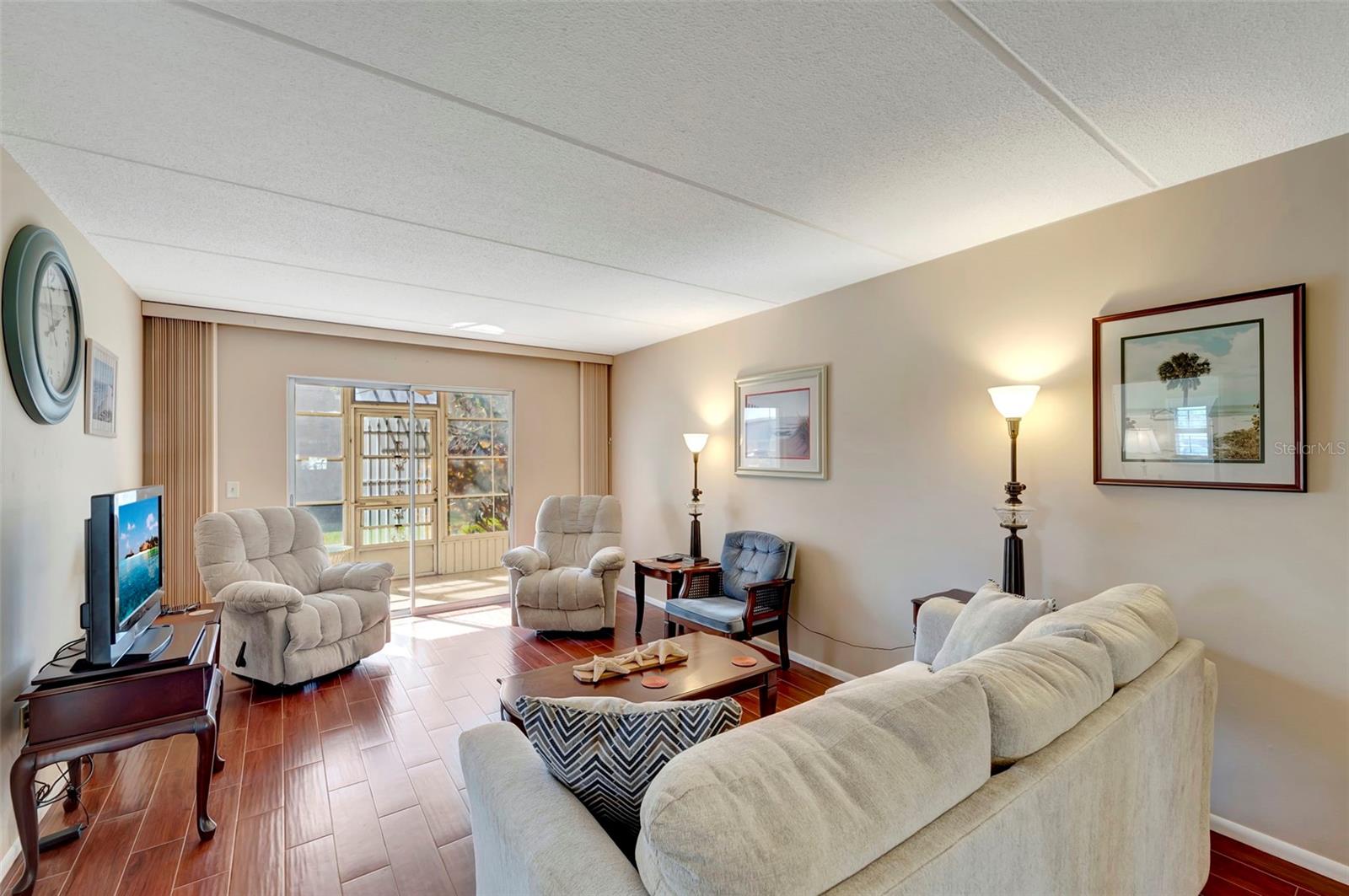COUNTRY CLUB APTS - Residential