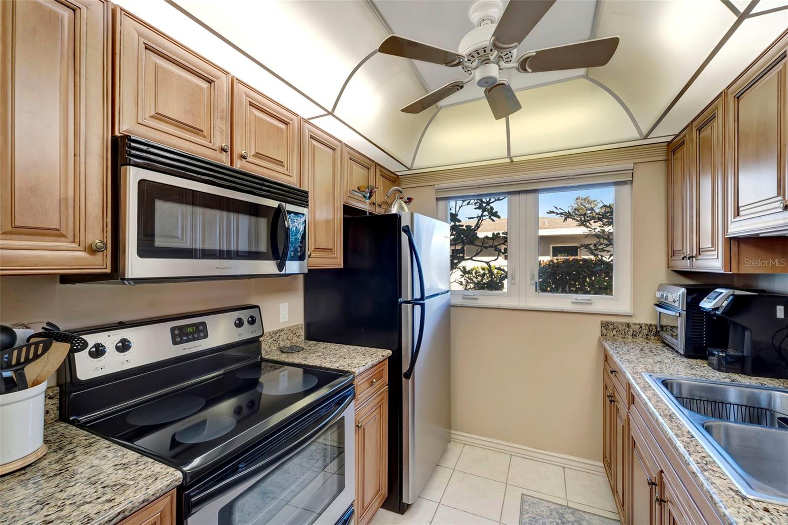 COUNTRY CLUB APTS - Residential