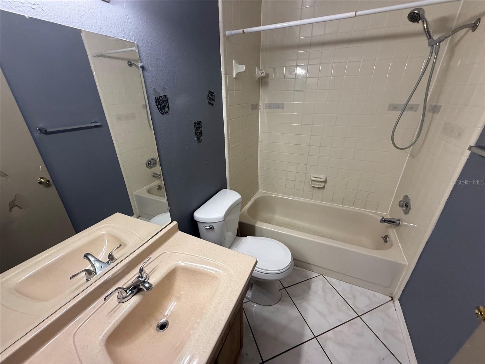 NORTH OAKS CONDO III - Residential