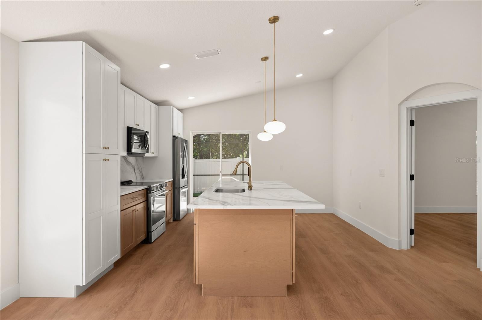 ISLANDS CURRY FORD - Residential