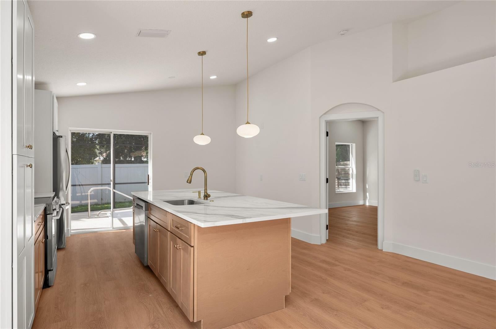 ISLANDS CURRY FORD - Residential