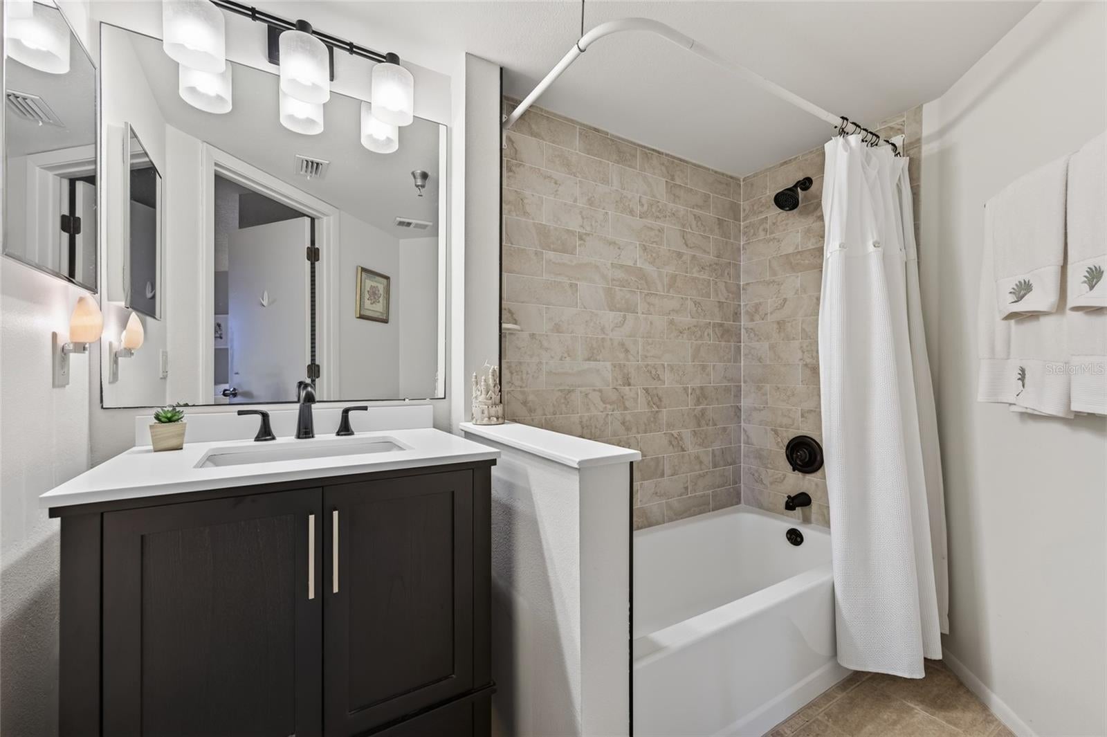 LEMON BAY BREEZES PH 02 BLDG B - Residential
