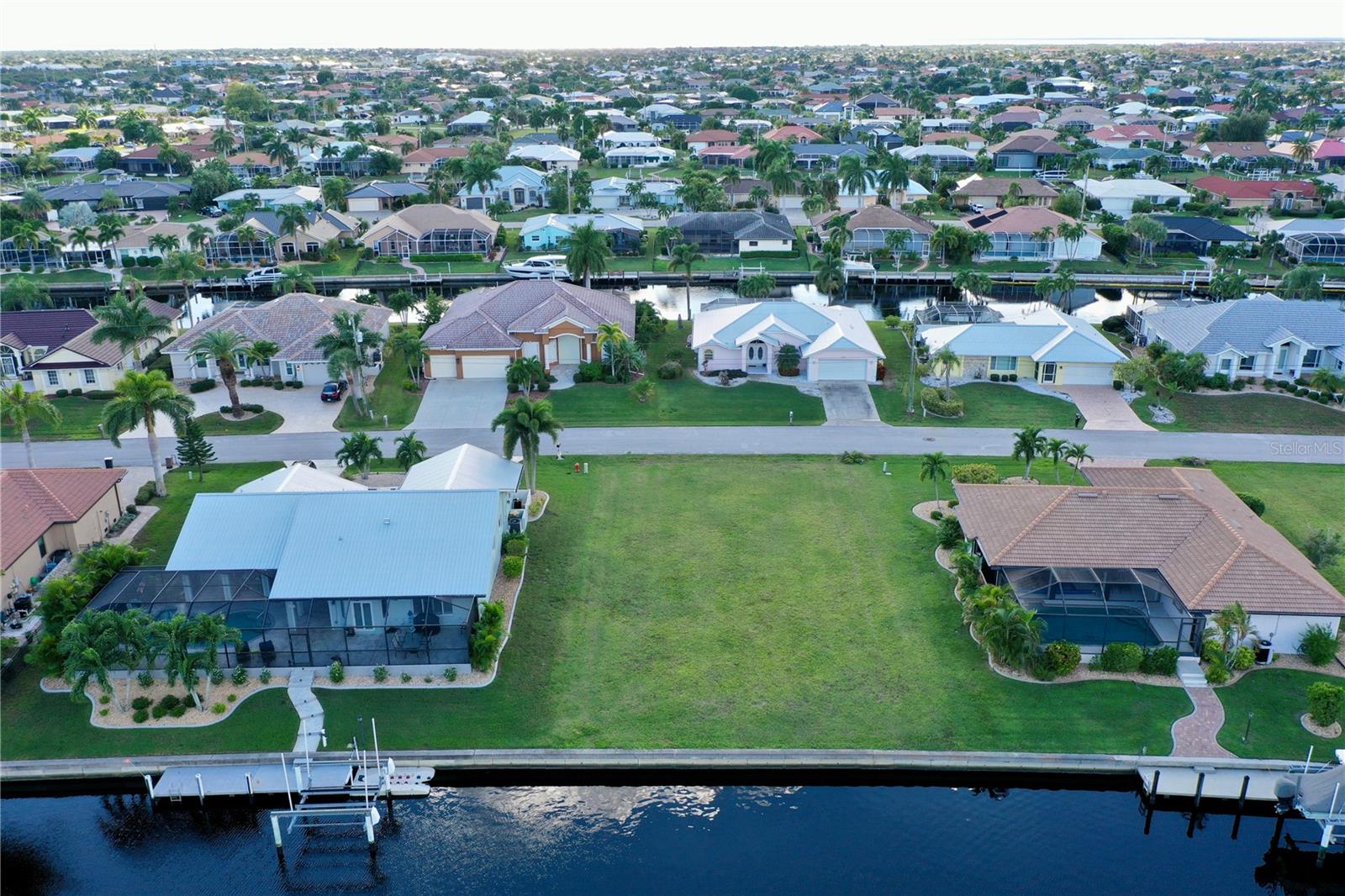 PUNTA GORDA ISLES SEC 07 - Land