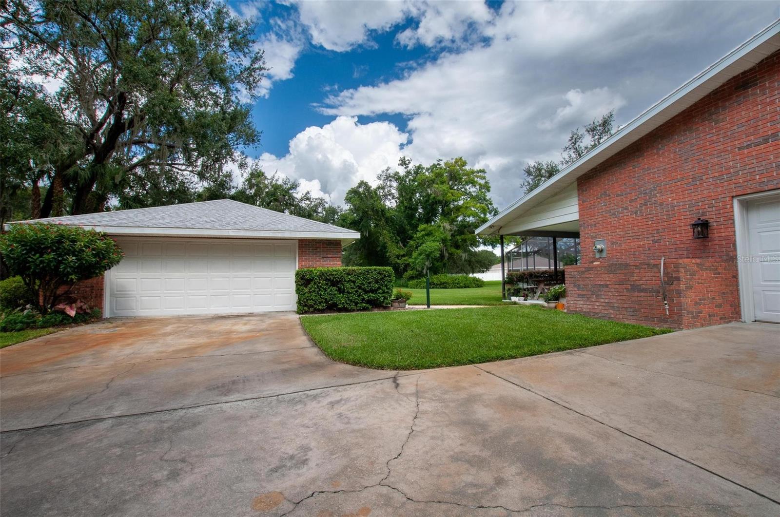 VOSS OAKS - Residential