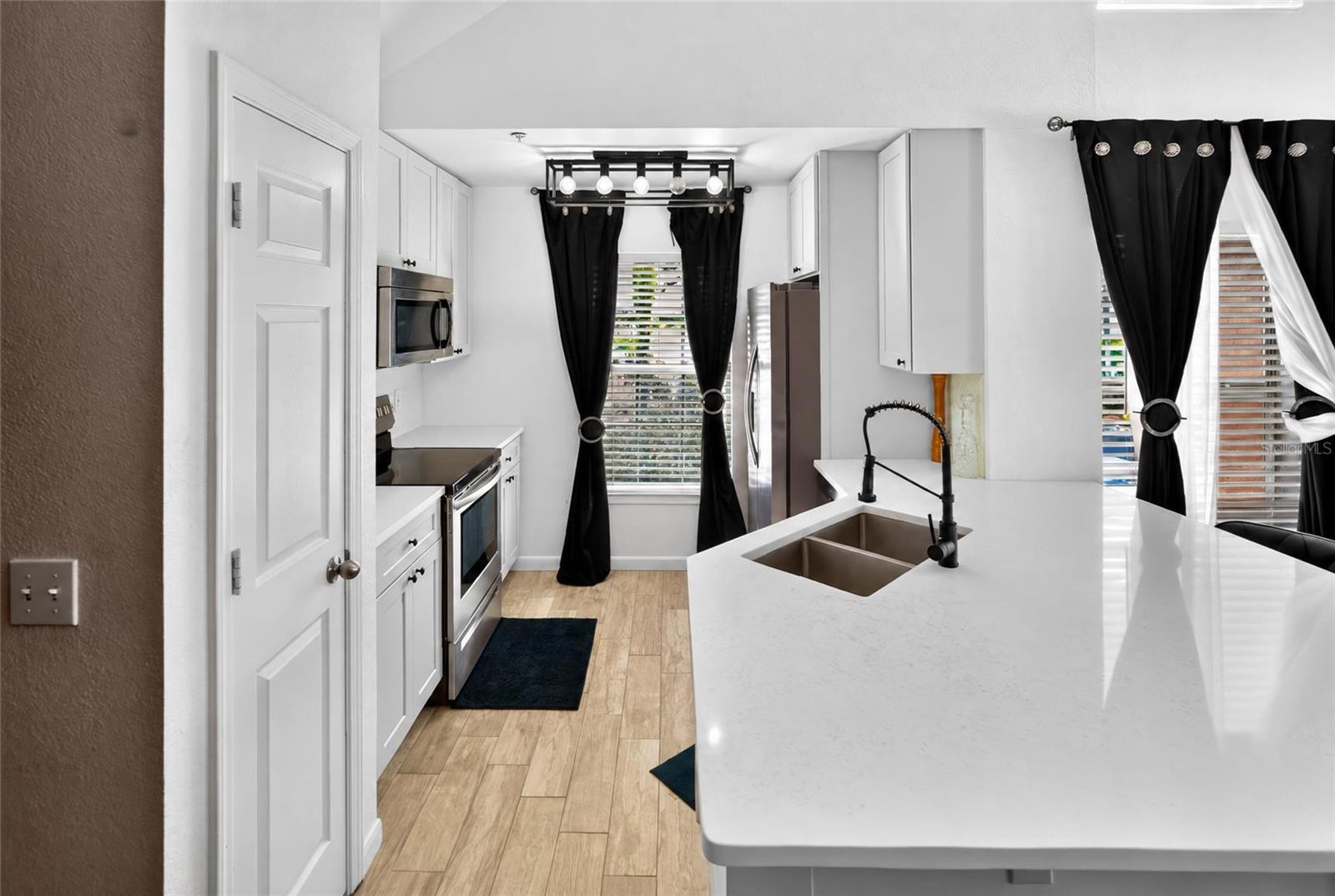 CENTRAL PK/LEE VISTA - Residential